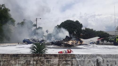 URGENTE: Cae una avioneta de uso militar en el predio de la Fuerza Aérea